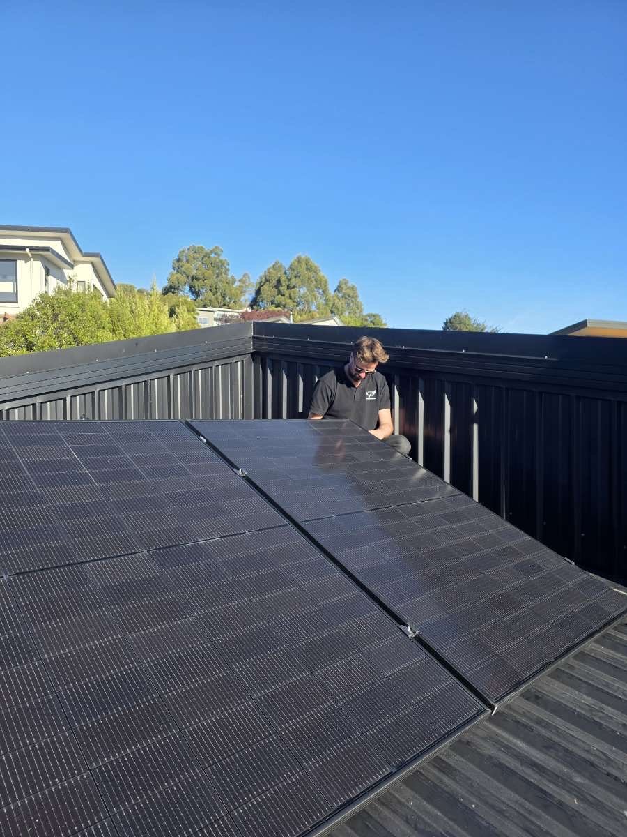 Weka Solar installer seating a solar panel in its rails